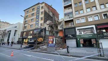 Sivas’ta Yıkım Sırasında Bitişik Bina Hasar Gördü, Tahliye İşlemleri Başlatıldı