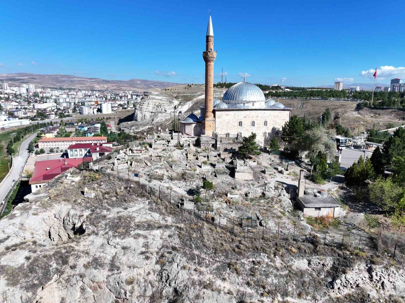 Sivas’ta Yukarı Tekke Kayalıkları Güvenli Hale Getiriliyor