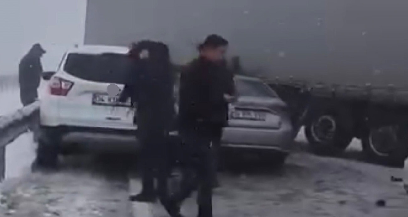 Siverek-Diyarbakır Yolunda Yoğun Kar Altında Zincirleme Kaza: Trafik Durdu