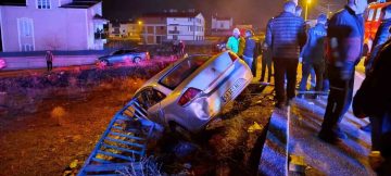 Suşehri’nde Kontrolünü Kaybeden Otomobil Bariyerlere Çarptı: 2 Yaralı