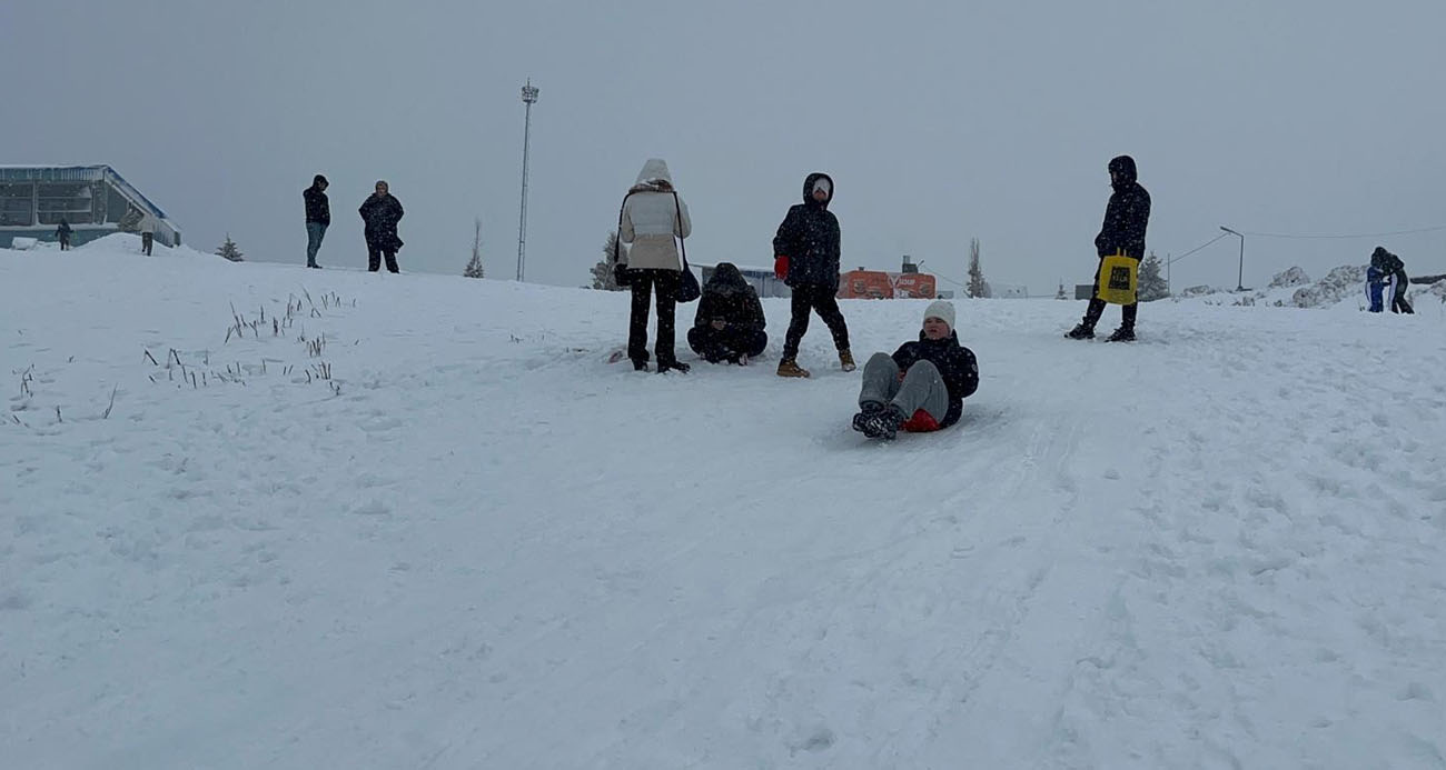 Uludağ’da Kar Sevinci: Günübirlikçiler Zirvede