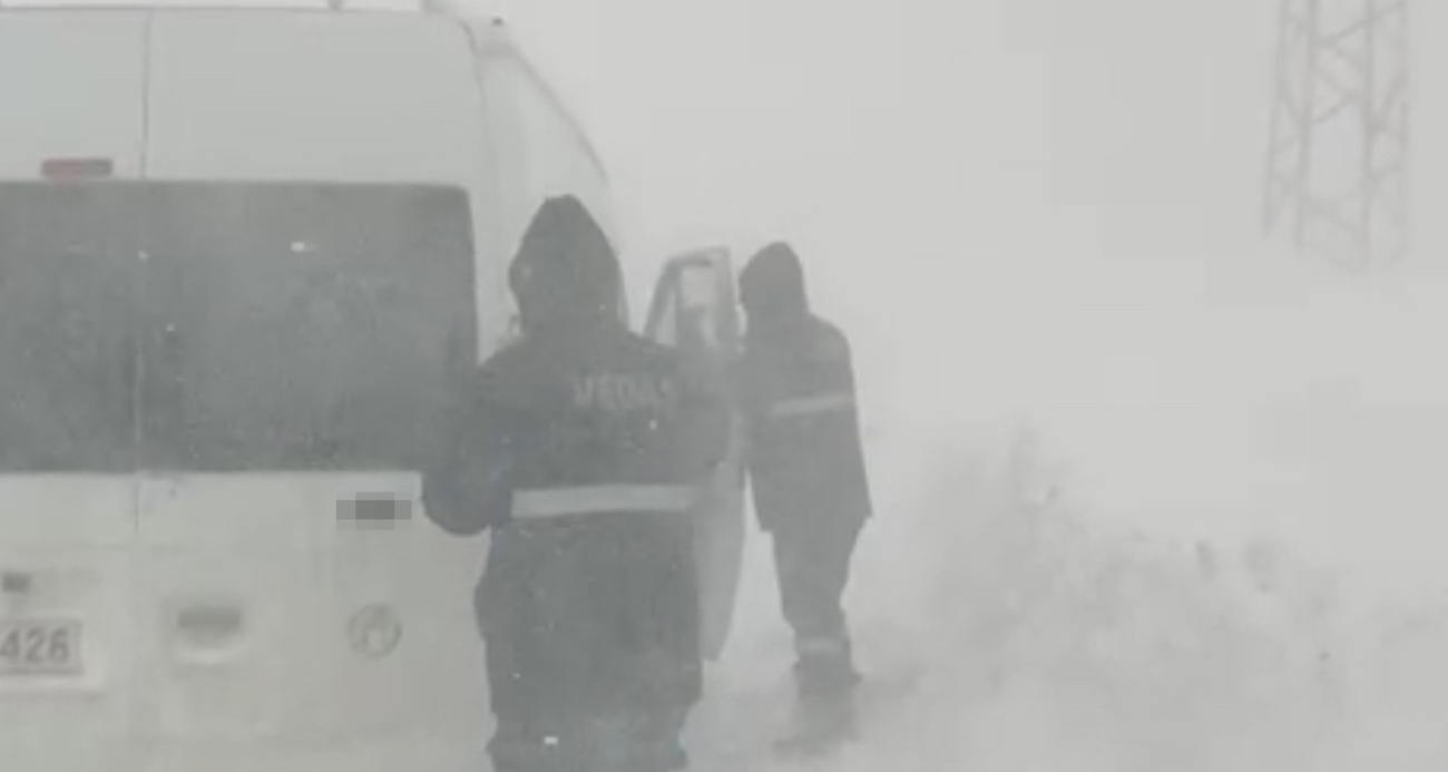 Yüksekova’da Yoğun Kar ve Tipi Altında Mahsur Kalan Vatandaşlar Kurtarıldı