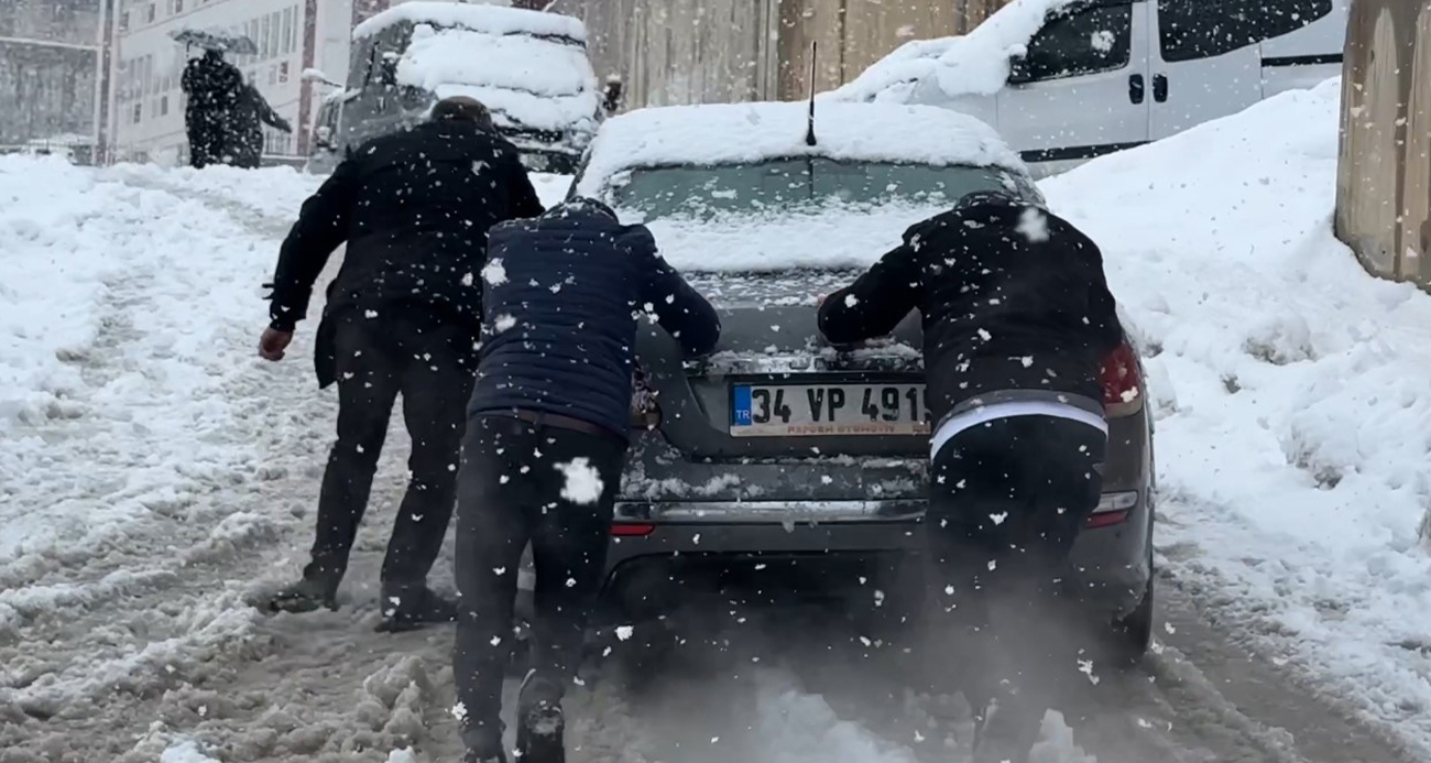 Yüksekova’da Yoğun Kar Yağışı Hayatı Olumsuz Etkiledi