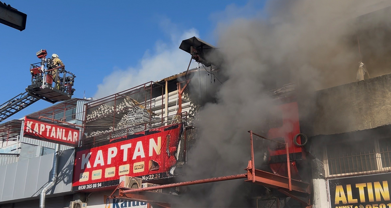 Zeytinburnu Demirciler Sanayi Sitesi’nde Büyük Yangın Kontrol Altına Alındı