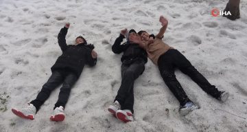 Adana’da nisan ayında çocukların kar topu keyfi