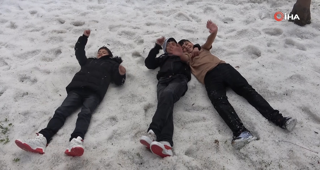 Adana’da nisan ayında çocukların kar topu keyfi