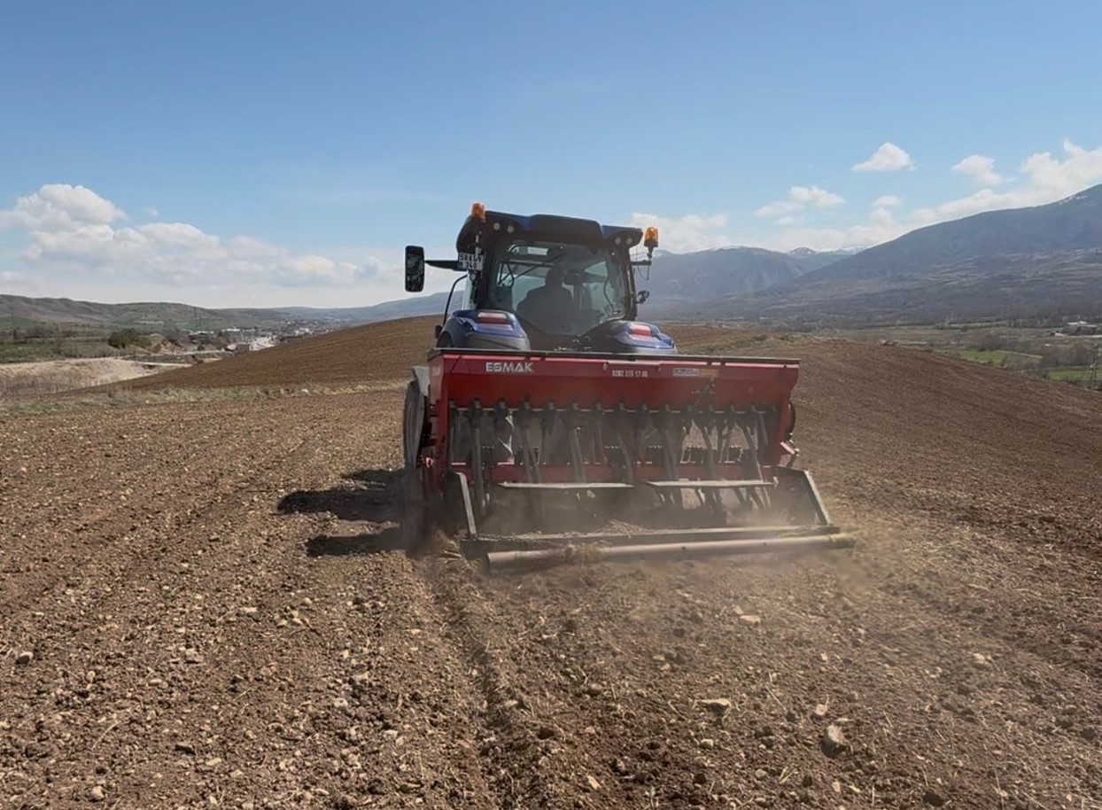 Akıncılar Belediyesi, nohut tohumlarını toprakla buluşturdu