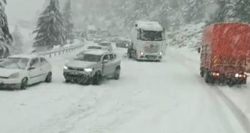 Alacabel’de Beklenmedik Kar Yağışı Sürücülere Zor Anlar Yaşattı