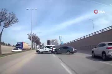 Ankara’da Makas Kazası: Kontrolünü Kaybeden Otomobil Devirdi