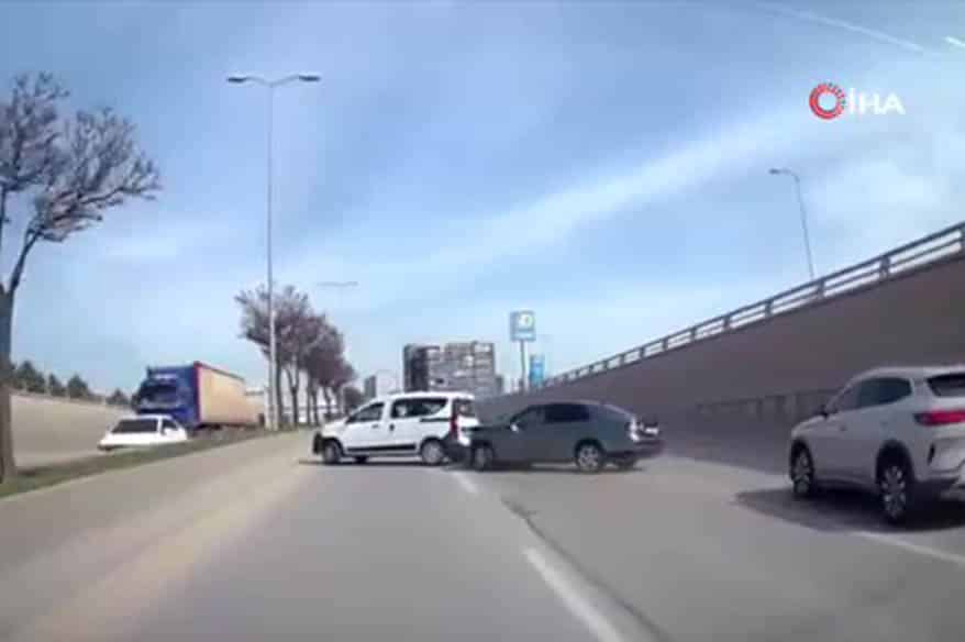 Ankara’da Makas Kazası: Kontrolünü Kaybeden Otomobil Devirdi