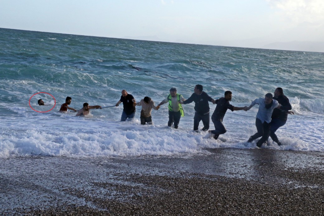 Antalya Konyaaltı Sahili’nde Acı Olay: Bir Genç Hayatını Kaybetti, İki Kardeş Son Anda Kurtuldu
