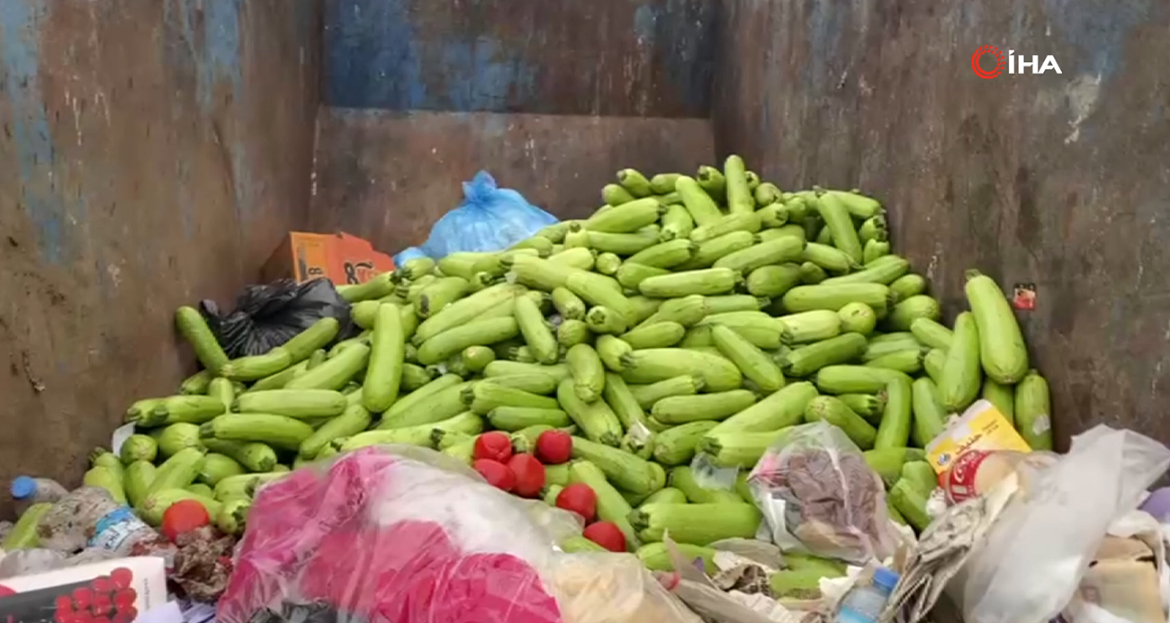Antalya Serik’te Toptancı Halden İsraf Manzaraları: Yüzlerce Kabak Çöpe Gitti