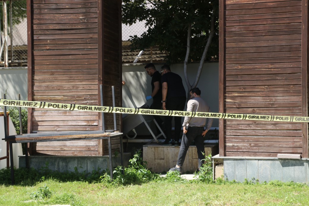 Antalya’da Reklam Panosundan Çıkan Ceset Şoke Etti