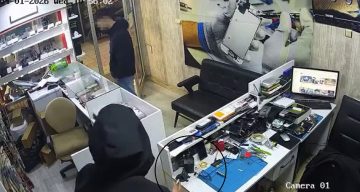 Arkadaşının ‘kamera var’ demesine aldırış etmeyen hırsız telefonu çaldı