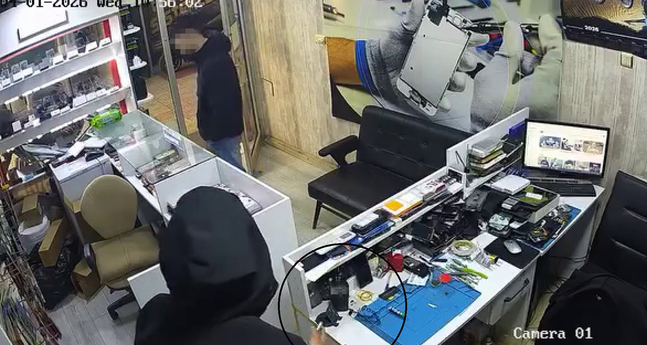 Arkadaşının ‘kamera var’ demesine aldırış etmeyen hırsız telefonu çaldı