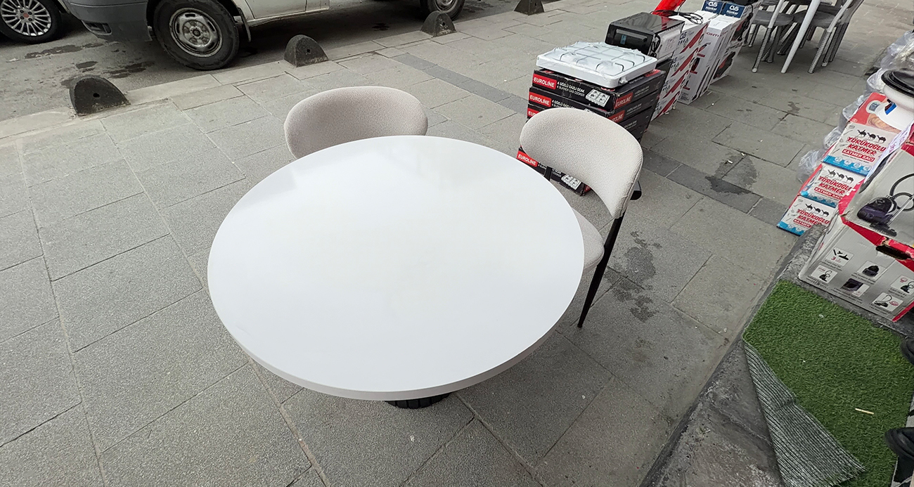 Arnavutköy’de Mobilya Mağazasından Sandalye Hırsızlığı