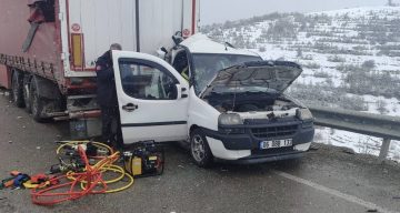 Aşkale yolunda feci kaza: Hafif ticari araç tıra arkadan çarptı, 2 ölü 3 yaralı