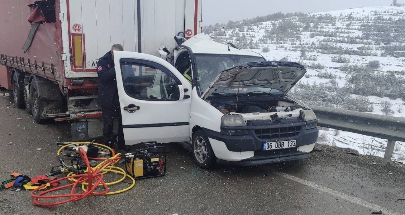 Aşkale yolunda feci kaza: Hafif ticari araç tıra arkadan çarptı, 2 ölü 3 yaralı