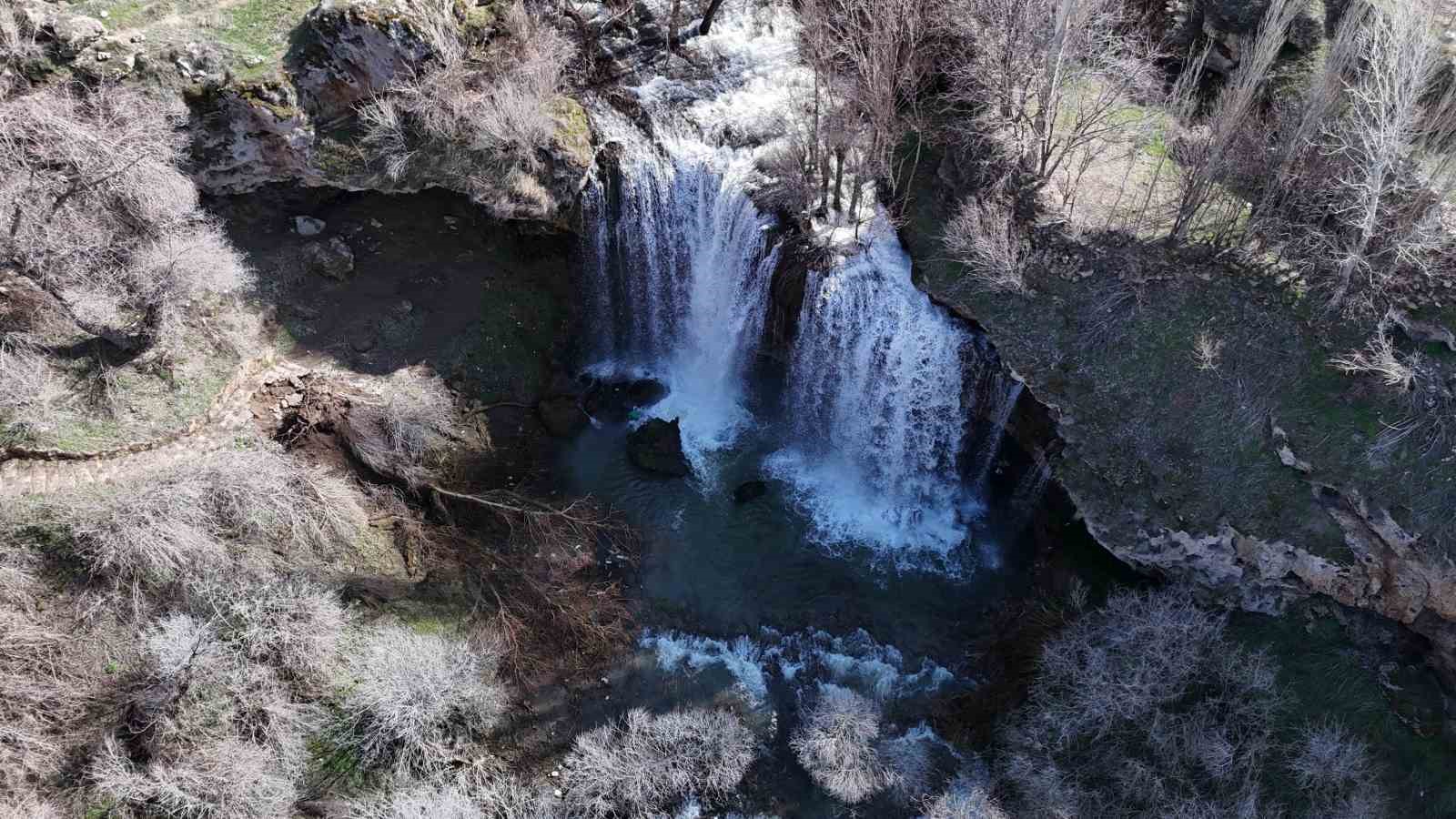 Baharın Müjdecisi Değirmenaltı Şelalesi, Sivas’ta Görsel Şölen Sunuyor