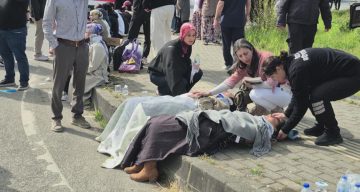 Bartın’da halk otobüsü otomobilin üzerine devrildi: 44 yaralı