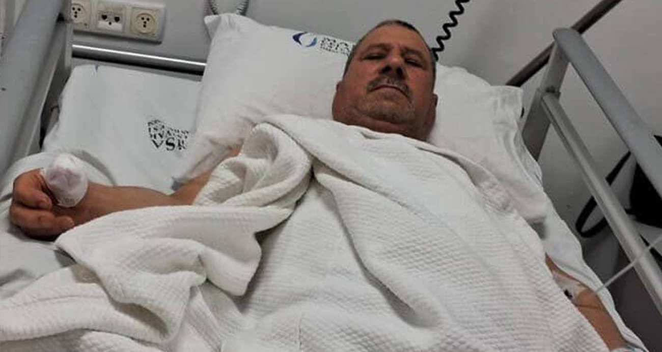 Başıboş köpeklerin saldırısına uğrayan adamın baş parmağı koptu