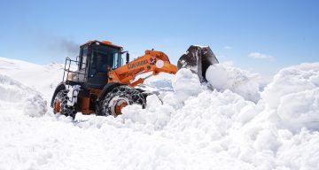 Bayburt’ta karla mücadele baharda da sürüyor: Soğanlı Geçidi’nde kıştan kalan karlar temizleniyor