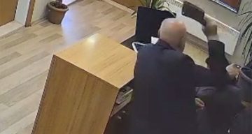 Belediye personeline satırla saldırı anı kamerada