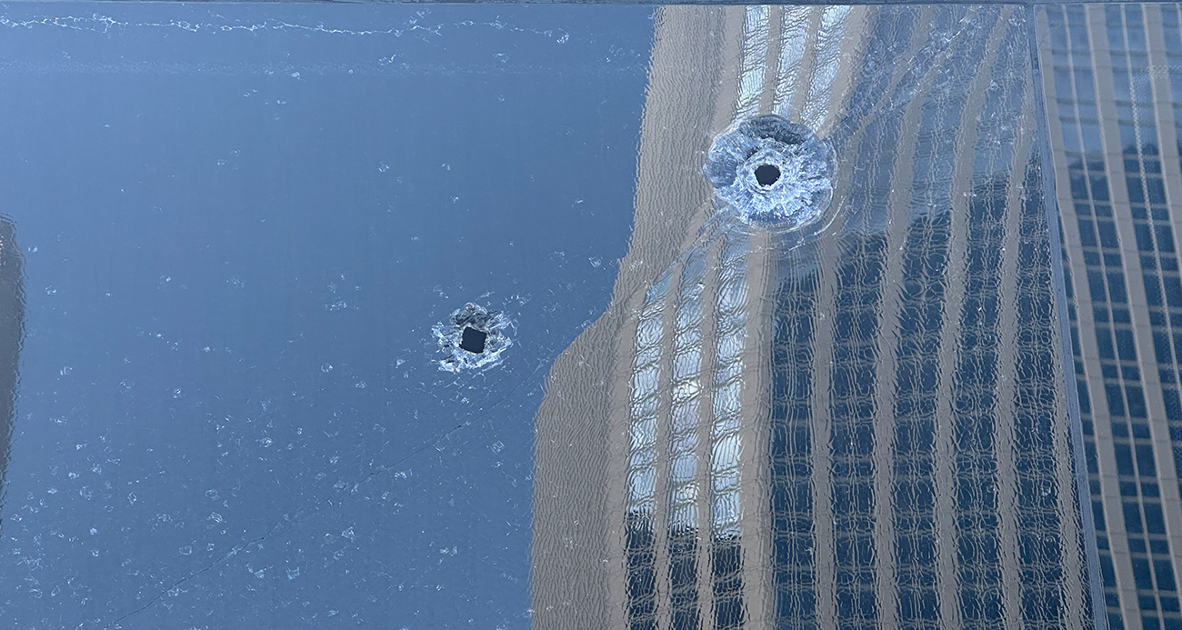 Beşiktaş’ta kurşun yağmurunda kalan servis araçları görüntülendi