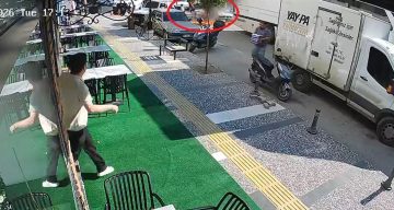 Bir anda patlayıp alev topuna dönen araçtan atlayıp canlarını zor kurtardılar