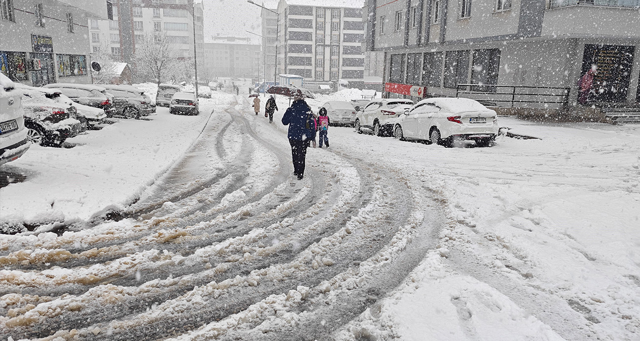 Bitlis’te nisanda kara kış: 84 köy yolu ulaşıma kapandı