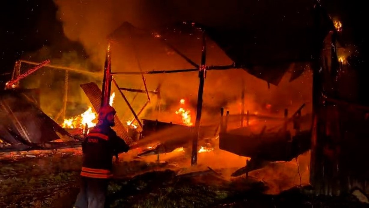 Bolu’da Yıldırım İsabet Eden Samanlık ve Traktör Kül Oldu