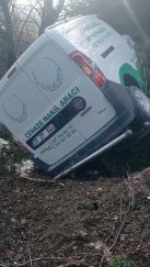 Cenaze nakil aracı kaza yaptı, araçtaki 2 kişi yaralandı