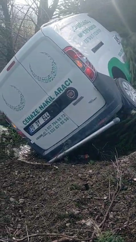 Cenaze nakil aracı kaza yaptı, araçtaki 2 kişi yaralandı