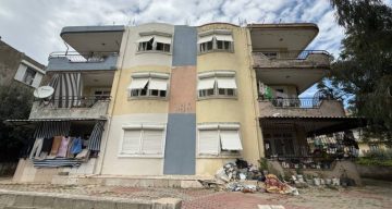 Daire içerisinde ve bahçede biriktirilen çöpler vatandaşı isyan ettirdi