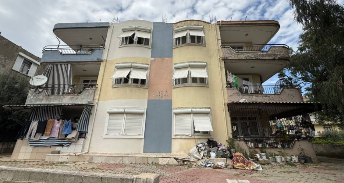 Daire içerisinde ve bahçede biriktirilen çöpler vatandaşı isyan ettirdi