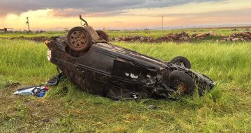 Diyarbakır’da faciadan dönüldü: Takla atan araçtaki 10 kişi yaralandı