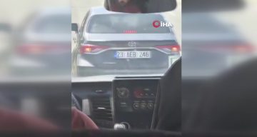 Elazığ’da maganda dehşeti: Otomobiliyle yolcu minibüsünü sıkıştırdı