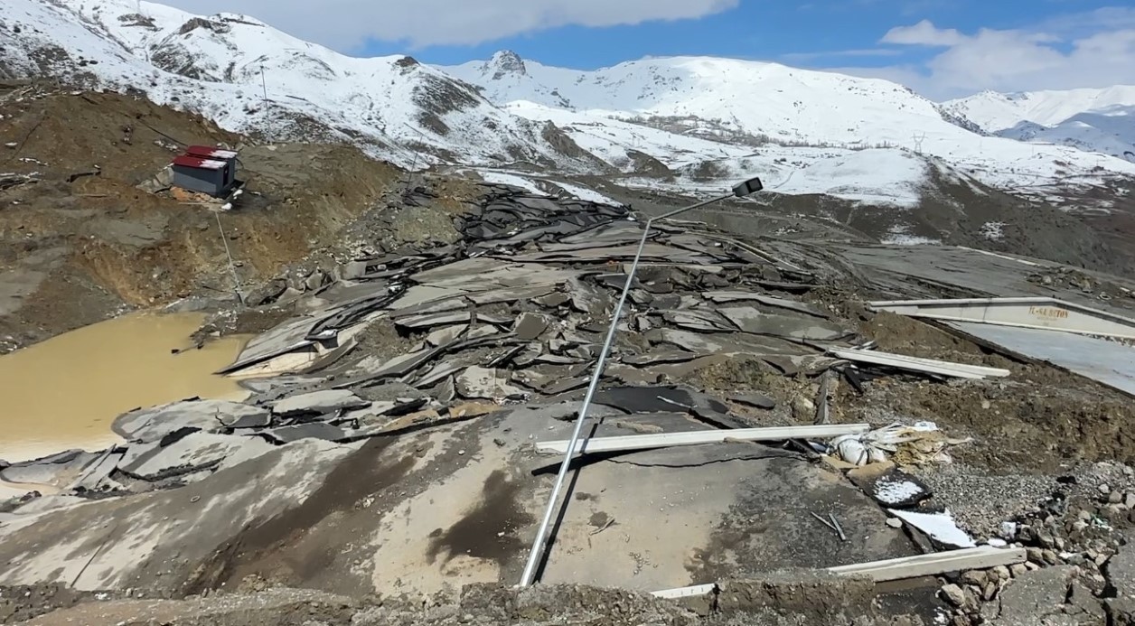 Hakkari’de Heyelan Felaketi: Kara Yolu Zarar Gördü, Çöp Tesisi Kapanmak Zorunda Kaldı
