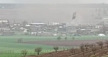 Hilvan’da dehşet anları kamerada: Fırtına çatıları uçurdu, direkleri devirdi