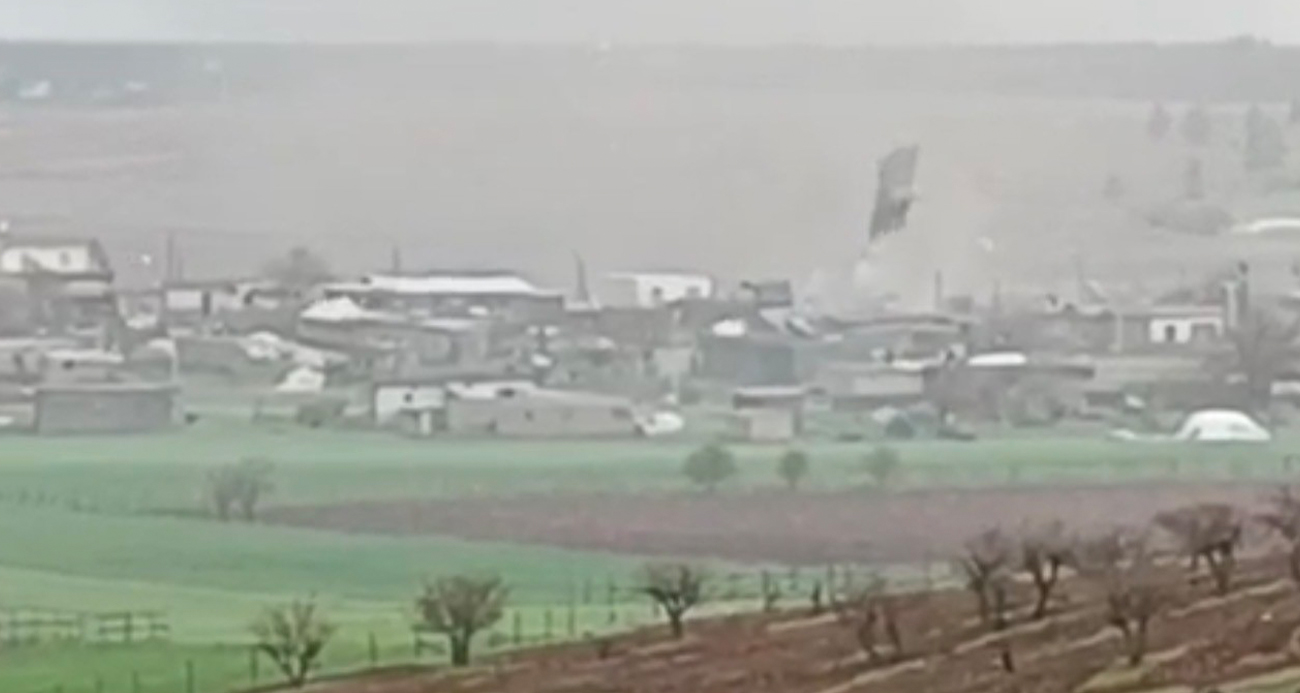 Hilvan’da dehşet anları kamerada: Fırtına çatıları uçurdu, direkleri devirdi