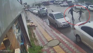 İçi para dolu çantayı sinsice kendine yaklaşan kapkaççıya kaptırmayan kuyumcu, çantasına göz diken şahsı yakalayabilmek için metrelerce kovaladı o anlar kamerada