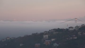 İstanbul Boğazı’nda yoğun sis: Fatih Sultan Mehmet Köprüsü gözden kayboldu