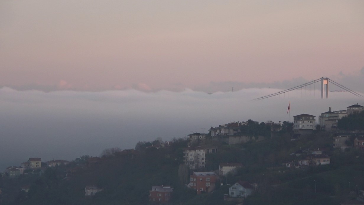İstanbul Boğazı’nda yoğun sis: Fatih Sultan Mehmet Köprüsü gözden kayboldu