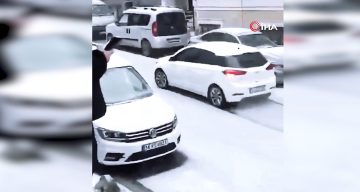 İstanbul’da dolu ve sağanak yağış etkili oldu: Doluyla kaplanan Sultangazi’de sürücüler zor anlar yaşadı