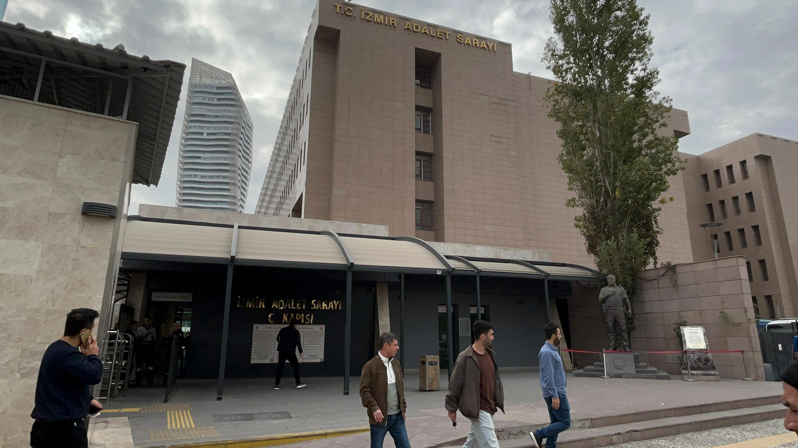 İzmir’de Eğitim Kurumlarına Tehdit Yayanlara Kitap Cezası