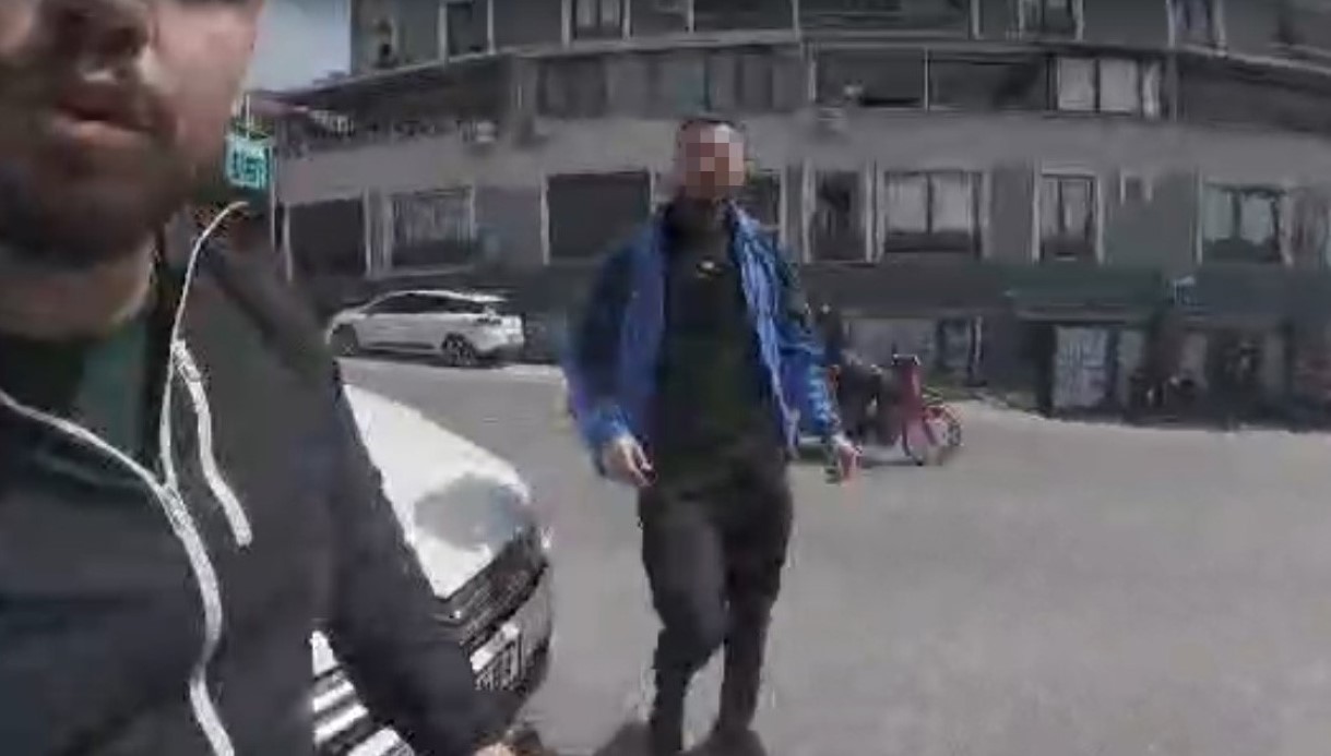 İzmir’de Trafikte Şiddet: Motosiklet Sürücüsüne Saldırı