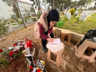 Kahramanmaraş’ta Duygusal Anlar: Çocukların Mezarlarına Bırakılan Notlar Yürekleri Sızlattı