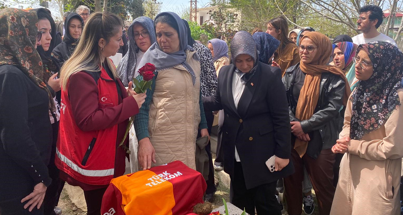 Kahramanmaraş’taki Trajik Olay: Genç Adnan’ın Mezarına Sevdiği Takımın Forması Bırakıldı