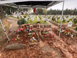 Kahramanmaraş’taki Trajik Olayın Ardından Mezarlık Ziyaretleri Duygusal Anlar Yaşatıyor