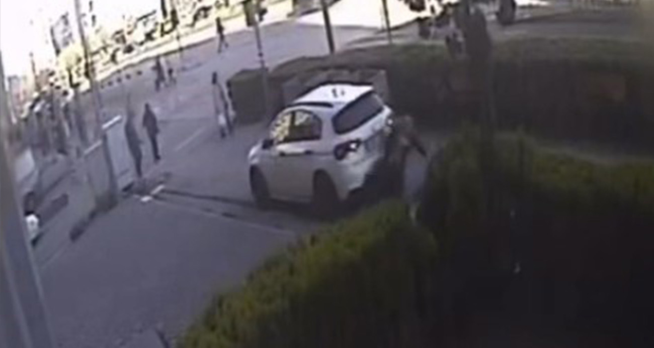Kaldırımda yürüyen yayanın otomobilin altında kaldığı anın görüntüsü ortaya çıktı